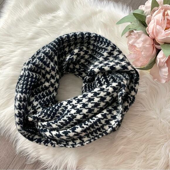 LOFT Houndstooth Black & White Soft Knit Infiniti Scarf - Picture 1 of 4